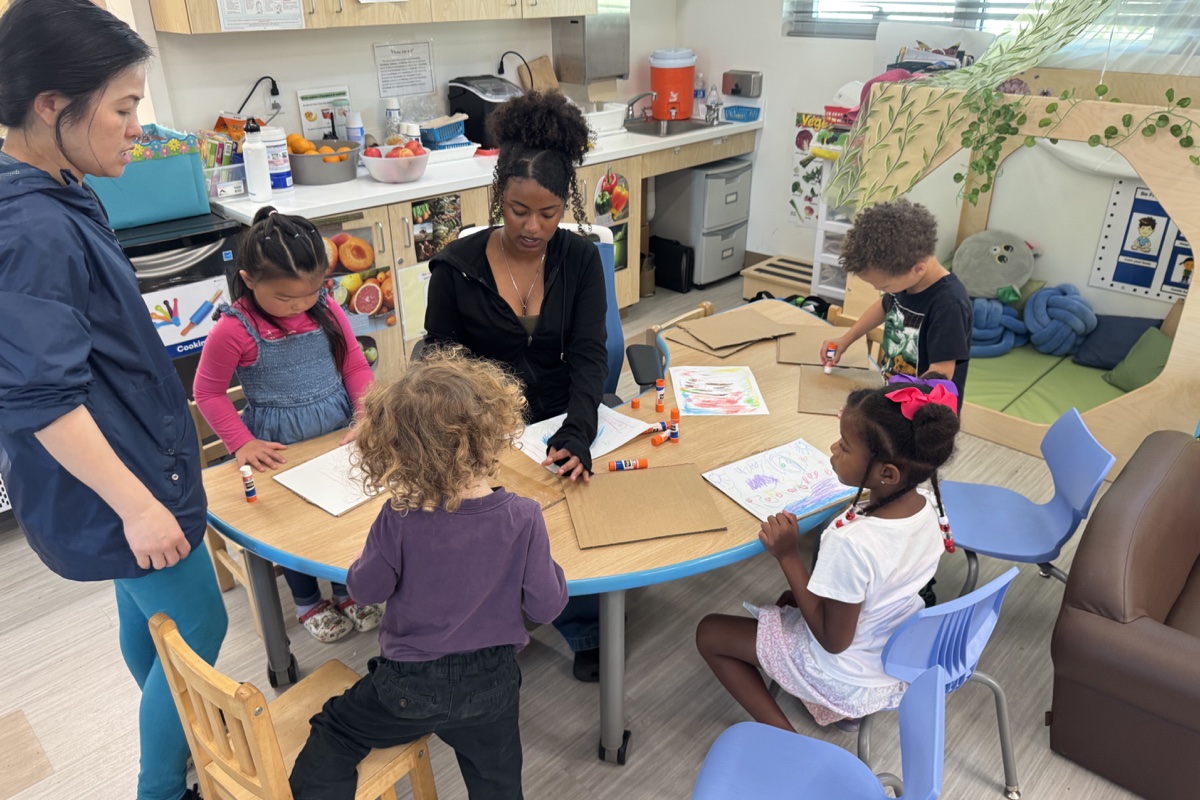 OakTown Leaders apprentice supporting children during a classroom activity
